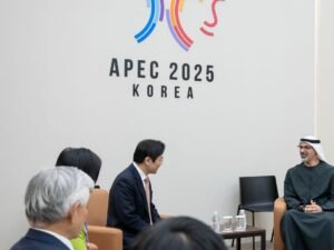 ولي عهد أبوظبي يلتقي رئيس وزراء سنغافورة