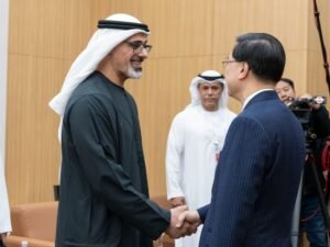 على هامش أعمال منتدى التعاون الاقتصادي لدول آسيا والمحيط الهادئ..ولي عهد أبوظبي يلتقي الرئيس التنفيذي لمنطقة هونغ كونغ الإدارية الخاصة
