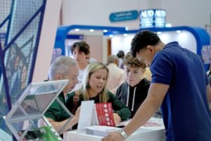 جامعة أبوظبي تعزز مكانتها العالمية من خلال عرض مبتكر في معرض "نجاح أبوظبي 2025"