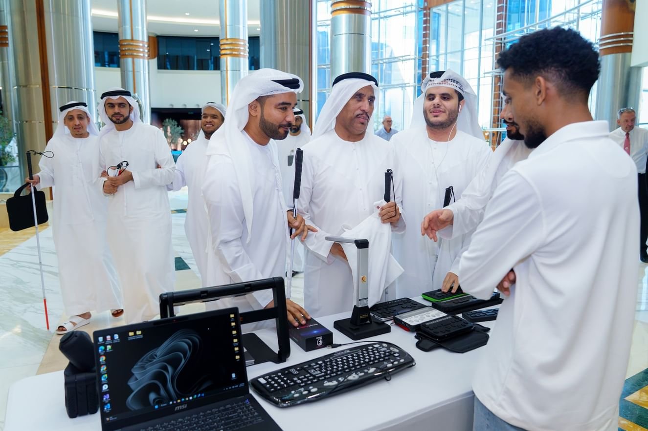 "الأرشيف والمكتبة الوطنية" و"زايد لأصحاب الهمم" يحتفيان بيوم العصا البيضاء