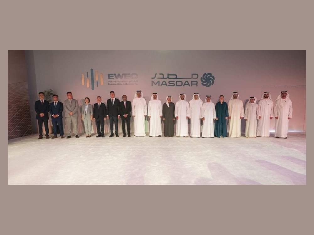 ذياب بن محمد يشهد مراسم وضع حجر الأساس لأول وأكبر مشروع طاقة متجددة من نوعه في العالم يوفر الطاقة على مدار الساعة بقيمة تتجاوز 22 مليار درهم