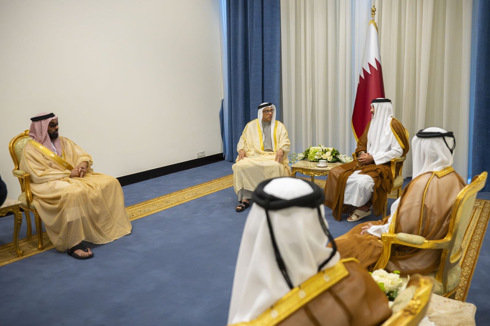 منصور بن زايد يلتقي أمير قطر على هامش قمة شرم الشيخ للسلام