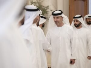 هزاع بن زايد يستقبل الشيوخ والمسؤولين والمواطنين في برزة قصر المقام في منطقة العين