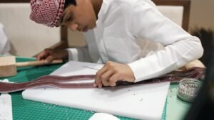 ورشة «المحزم التراثي» تستقطب آلاف الزوار في مهرجان الظفرة للتمور