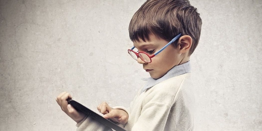 استخدام الأجهزة الذكية وقصر النظر عند الأطفال.. ما العلاقة بينهما؟ 1 استخدام الأجهزة الذكية وقصر النظر عند الأطفال.. ما العلاقة بينهما؟