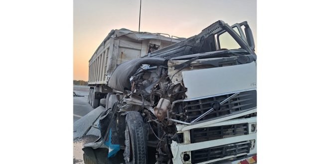 "السائق غلبه النعاس".. إصابة شخص في حادث تصادم بين شاحنتين في دبي 1 "السائق غلبه النعاس".. إصابة شخص في حادث تصادم بين شاحنتين في دبي