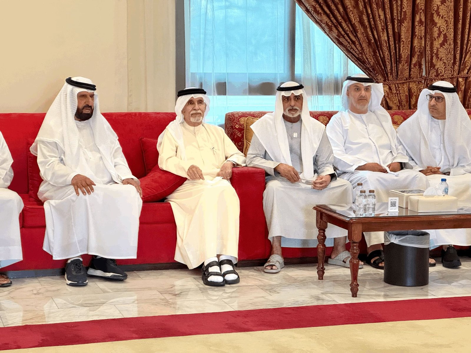 نهيان بن مبارك يقدّم واجب العزاء بوفاة زوجة عبد الله عباس في العين