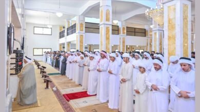 حميد بن راشد يؤدّي صلاة الاستسقاء