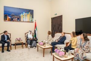 سعود بن صقر يشهد العرض الخاص لفيلم "بُناة قصر الحمراء"