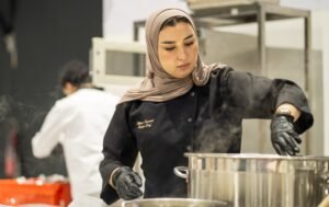 عروض طهي حيّة في «الظفرة للتمور» تعكس الموروث الإماراتي