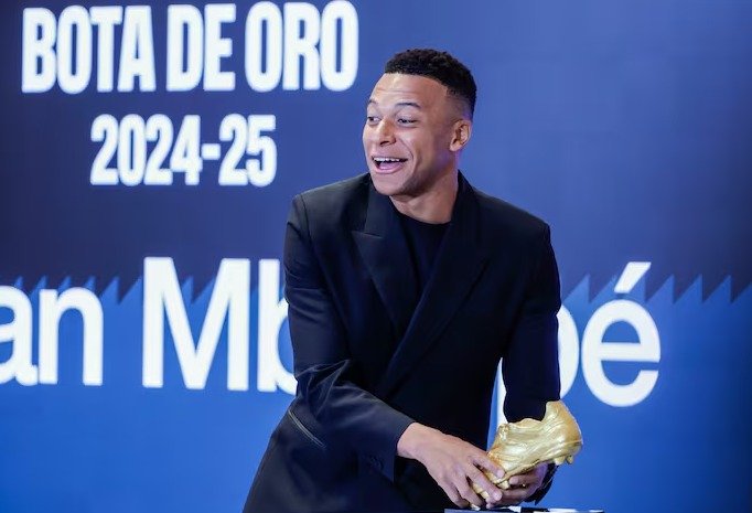 بحضور بيريز.. مبابي يتسلم جائزة الحذاء الذهبي