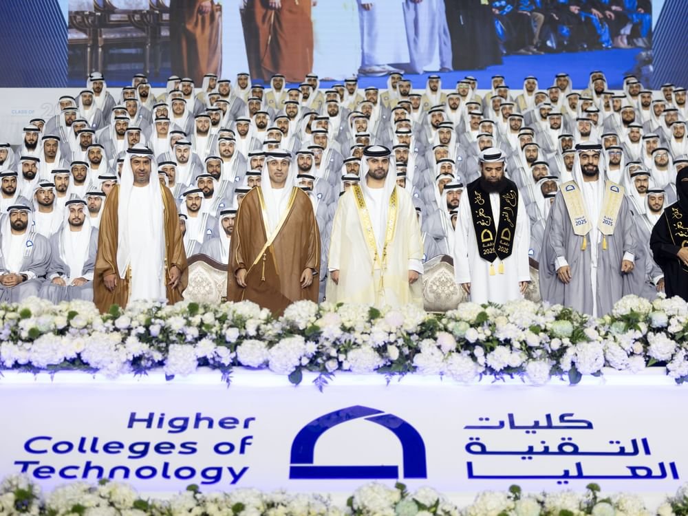 منصور بن محمد يشهد تخرج 602 طالب وطالبة من كليات التقنية العليا بدبي 1 منصور بن محمد يشهد تخرج 602 طالب وطالبة من كليات التقنية العليا بدبي