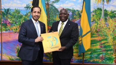 سفير الإمارات يلتقي رئيس وزراء جزر البهاما ويبحثان سبل تعزيز العلاقات