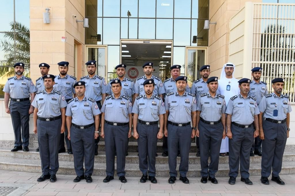 قائد عام شرطة أبوظبي يطلع على الجهود التطويرية في مركز شرطة فلج هزاع بالعين 1 قائد عام شرطة أبوظبي يطلع على الجهود التطويرية في مركز شرطة فلج هزاع بالعين