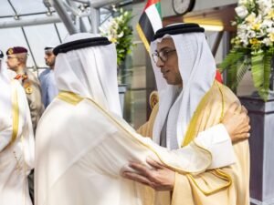 رئيس الدولة يصل الكويت في زيارة أخوية.. وأمير البلاد في مقدمة مستقبليه