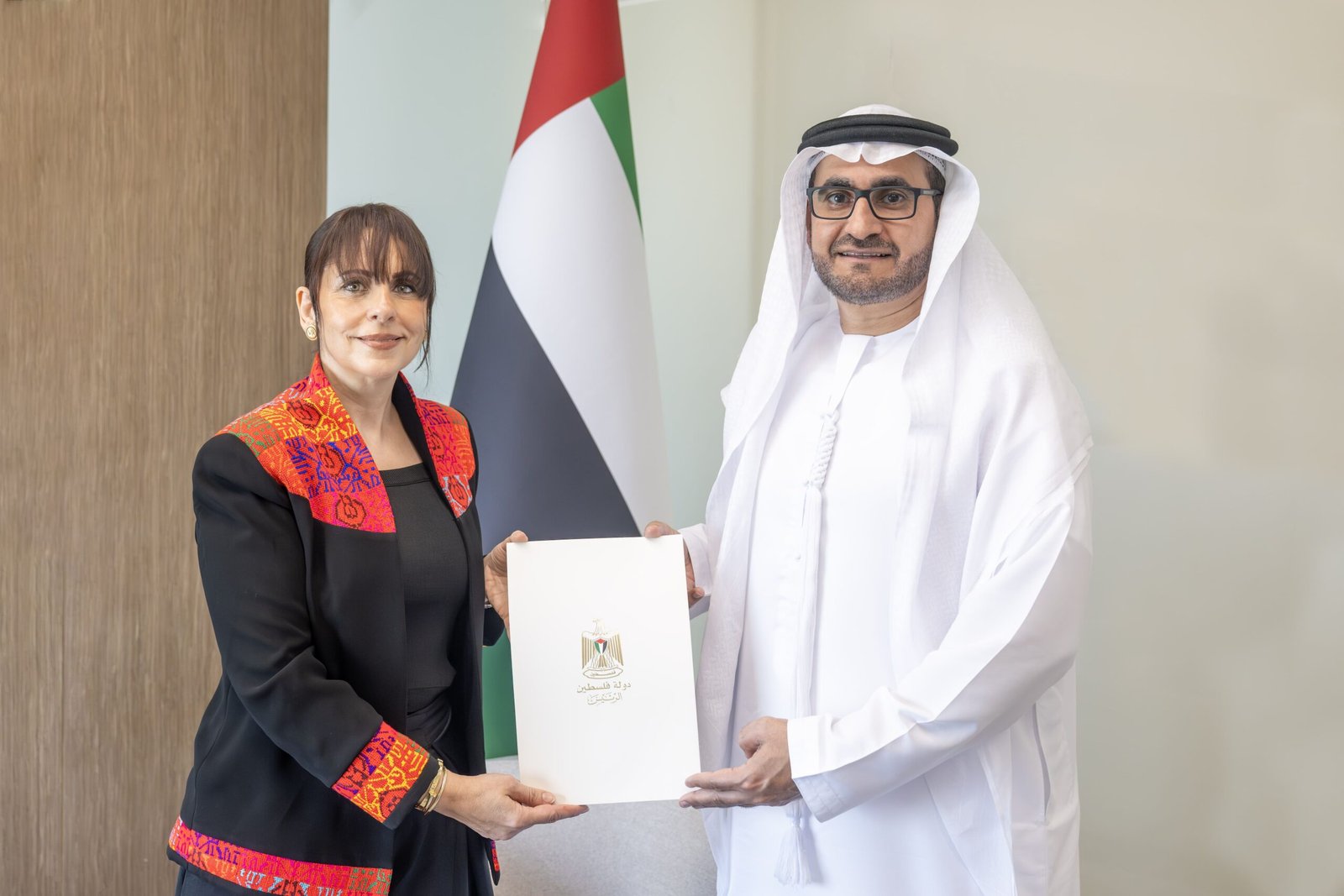 وزارة الخارجية تتسلم نسخة من أوراق اعتماد سفيرة دولة فلسطين لدى الدولة 1 وزارة الخارجية تتسلم نسخة من أوراق اعتماد سفيرة دولة فلسطين لدى الدولة