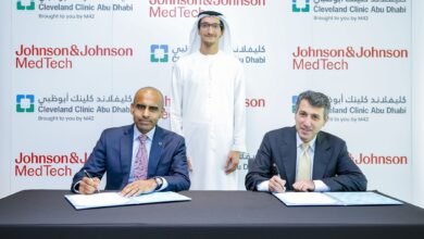 شراكة بين "كليفلاند كلينك أبوظبي" و"جونسون آند جونسون ميدتيك" لإطلاق تجربة منصة "بوليفونِك"