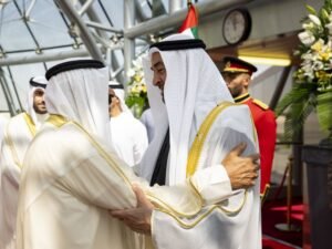 رئيس الدولة يصل الكويت في زيارة أخوية.. وأمير البلاد في مقدمة مستقبليه