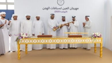 راشد بن حمدان بن محمد ومحمد بن حمدان بن زايد يتوجان الفائزين في فئة "الرموز" ضمن منافسات "العين لسباقات الهجن"