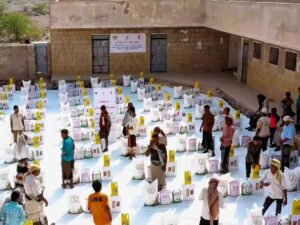 الإمارات تقدم 1000 سلة غذائية للأيتام والنازحين في الساحل الغربي لليمن