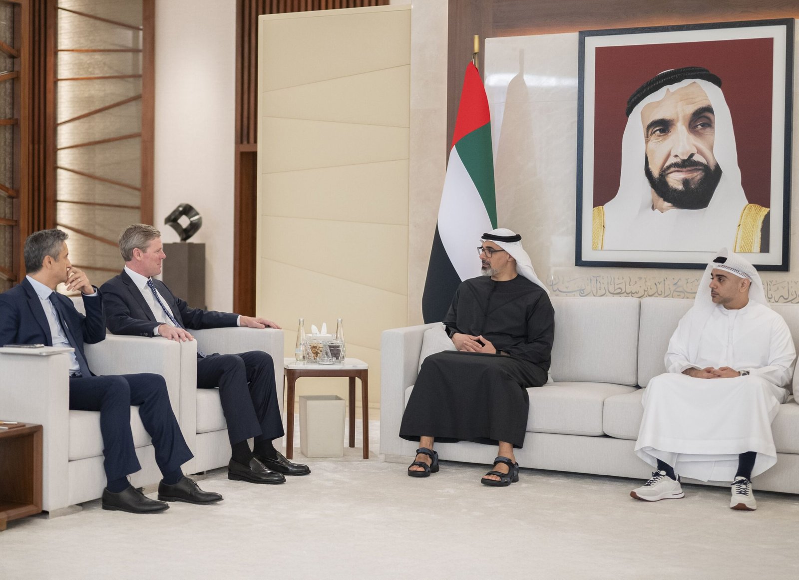 خالد بن محمد بن زايد يلتقي الرئيس التنفيذي لشركة "فيزا" 1 خالد بن محمد بن زايد يلتقي الرئيس التنفيذي لشركة "فيزا"