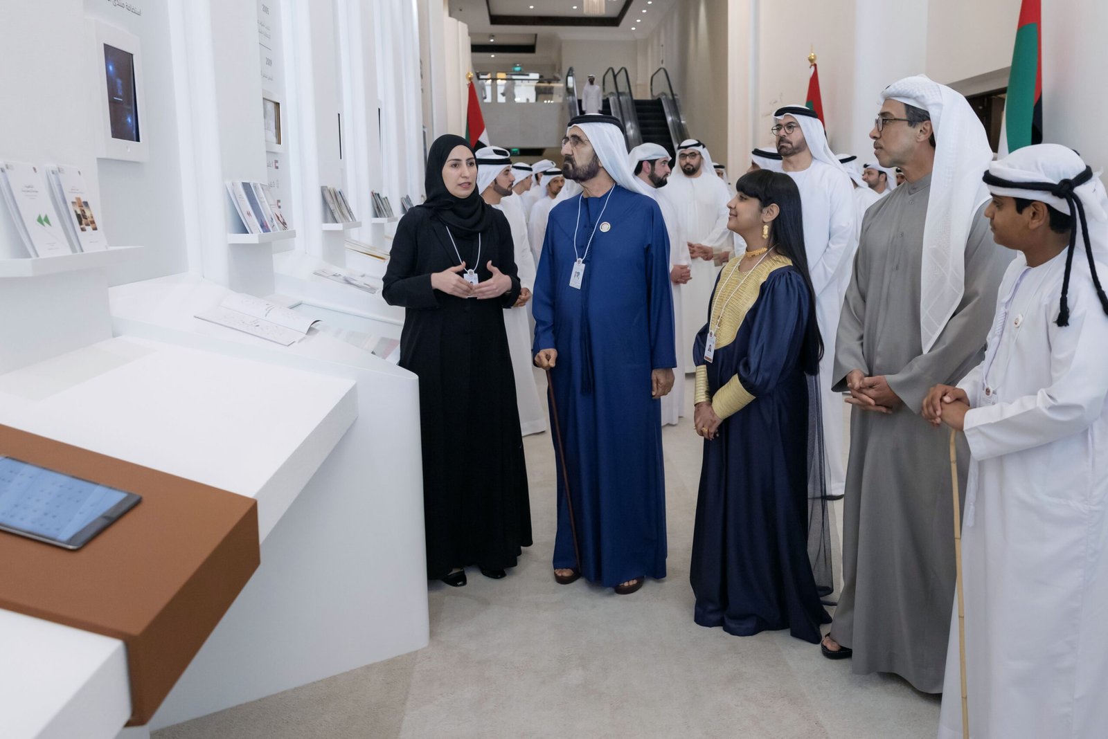 محمد بن راشد يطلع على الجدارية الإحصائية لدولة الإمارات 1 محمد بن راشد يطلع على الجدارية الإحصائية لدولة الإمارات