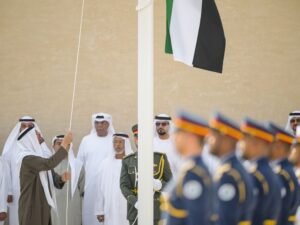 رئيس الدولة يرفع علم الإمارات بمشاركة مجموعة من الضباط المتقاعدين الذين أسهموا في مسيرة الوطن المباركة