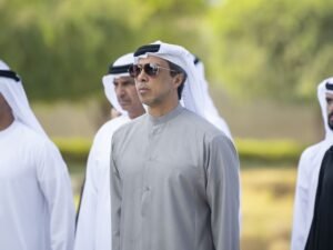 منصور بن زايد يرفع علم الإمارات على سارية صرح زايد المؤسس بمناسبة يوم العلم