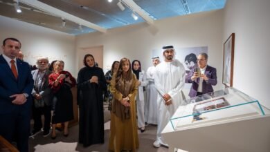 بدور القاسمي تفتتح معرض "لاعب النرد: محمود درويش" في بيت الحكمة