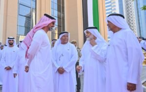 عمار بن حميد يرفع علَم الإمارات بمبنى الجهات الحكومية في عجمان