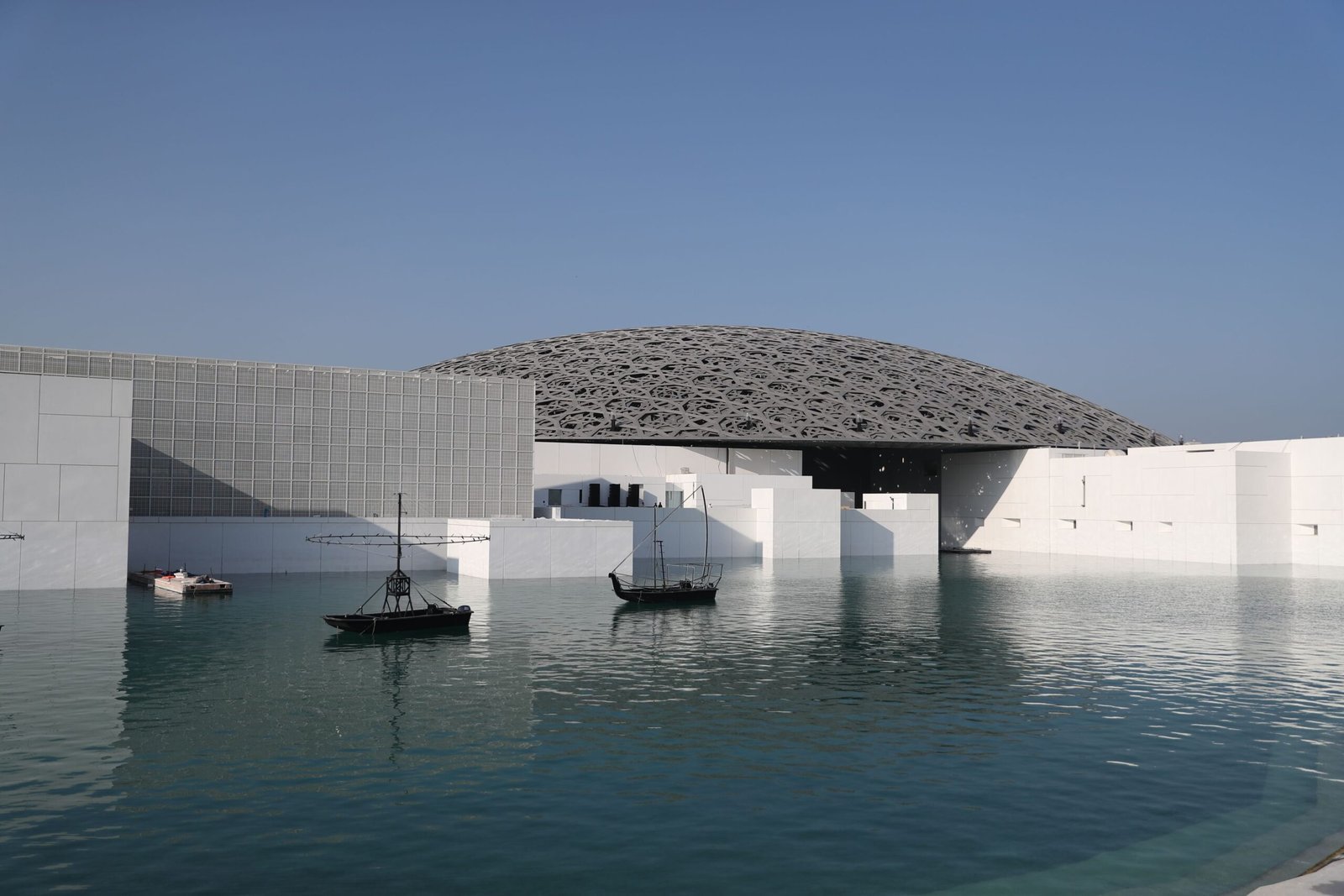 الإمارات نموذج حضاري رائد يجمع بين الأصالة والحداثة 1 الإمارات نموذج حضاري رائد يجمع بين الأصالة والحداثة