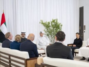 خالد بن محمد بن زايد يطّلع على خطط مايكروسوفت لاستثمار 15.2 مليار دولار لتعزيز الابتكار في الذكاء الاصطناعي ودفع التحوّل الرقمي بالإمارات