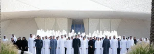 خالد بن محمد بن زايد يرفع علم الدولة أمام متحف زايد الوطني احتفاءً بيوم العلم