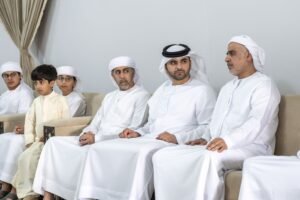 منصور بن محمد يقدّم واجب العزاء في وفاة موزة الشامسي