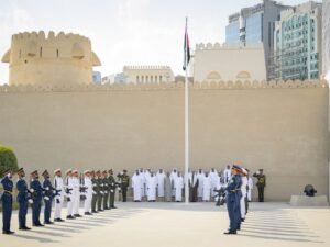 رئيس الدولة يرفع علم الإمارات بمشاركة مجموعة من الضباط المتقاعدين الذين أسهموا في مسيرة الوطن المباركة