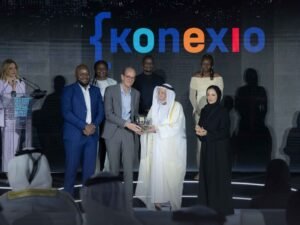 حاكم الشارقة يكرّم منظمة "كونيكسيو إفريقيا" الفائزة بجائزة الشارقة الدولية لمناصرة ودعم اللاجئين