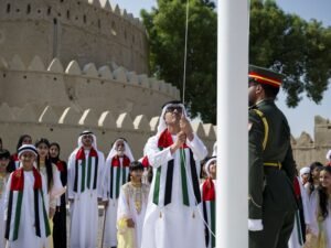 هزاع بن زايد يرفع علم الدولة في قلعة الجاهلي احتفاءً بيوم العلم