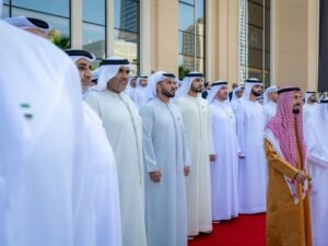 عمار بن حميد يرفع علَم الإمارات بمبنى الجهات الحكومية في عجمان