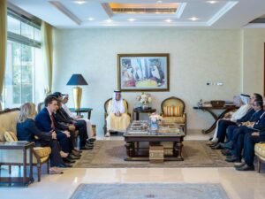 سعود بن صقر يستقبل وفدي بنك رأس الخيمة الوطني ومجموعة "نتورك إنترناشيونال"
