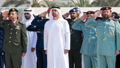 ذياب بن محمد بن زايد يرفع علم دولة الإمارات في واحة الكرامة احتفالاً بيوم العَلم