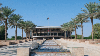 محمد بن حمدان بن زايد يرفع علم الدولة في ديوان ممثل الحاكم في منطقة العين احتفاءً بيوم العلم