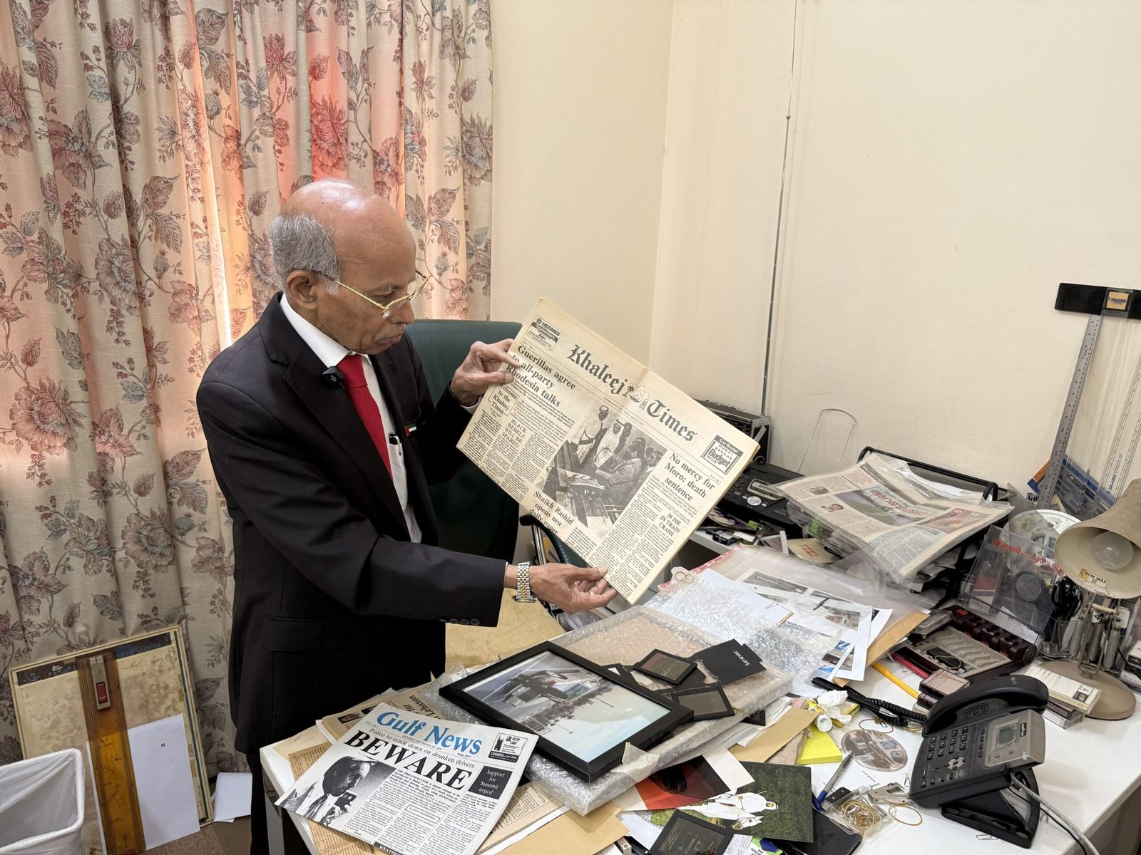 يعد جزءا من ذاكرة دبي.. "راميش" مصمم إعلانات هندي أوصلته الإمارات إلى "غينيس" 1 يعد جزءا من ذاكرة دبي.. "راميش" مصمم إعلانات هندي أوصلته الإمارات إلى "غينيس"