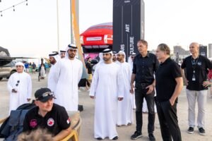منصور بن محمد يزور مهرجان "رموز بورشه" في دبي