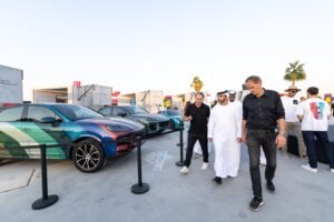 منصور بن محمد يزور مهرجان "رموز بورشه" في دبي