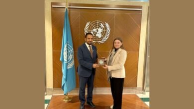 جنيف في 5 نوفمبر / وام / بحثت اللجنة العليا للأخوة الإنسانية مع تاتيانا فالوفيا مدير عام مكتب الأمم المتحدة في جنيف، سبل تعزيز "وثيقة أبوظبي للأخوة الإنسانية من أجل السلام العالمي والتعايش المشترك"، التي وقعها قداسة البابا الراحل فرنسيس وفضيلة الإمام الأكبر الدكتور أحمد الطيب شيخ الأزهر الشريف عام 2019. وشدد اللقاء، الذي جرى في قصر الأمم التاريخي، على الرؤية المشتركة بين الأمم المتحدة واللجنة، القائمة على الرحمة والتفاهم المتبادل، والإيمان بأن قوة الإنسانية تكمن في تنوعها. وتركز النقاش على آليات التعاون لتعزيز رسالة الوثيقة عبر برامج الشباب والمبادرات الدولية، حيث أكدت اللجنة أن "الشباب اليوم ليسوا فقط ورثة العالم، بل هم معمروه ومخططوه". وأشادت مدير عام مكتب الأمم المتحدة في جنيف، بتفاني اللجنة في تحويل وثيقة أبوظبي من إعلان أخلاقي إلى إطار عملي للتعاون العالمي. واستكملت اللجنة جولتها في سويسرا بزيارة معهد "لو روزي" في رول، حيث التقت بالطلاب والمعلمين لمناقشة تطبيق قيم التعايش والأخوة الإنسانية، وناقشت خططا لمشاريع تعاونية تربط الطلاب بأقرانهم حول العالم لتعزيز الحوار وخدمة المجتمع، وسط حماس من قيادات المعهد لتطوير مبادرات يقودها الشباب. وعكست هذه اللقاءات المزدوجة في جنيف ورول إستراتيجية اللجنة في الانتقال السلس من الحوار الدبلوماسي إلى التأثير الشخصي، لتؤكد أن تعزيز السلام يبدأ في المؤسسات الدولية ويكتمل في الصفوف الدراسية وقلوب الجيل القادم.