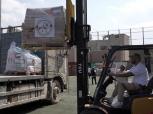 وفد "الصحة العالمية" يتسلم أدوية ومستلزمات طبية خلال زيارته للمستشفى الميداني الإماراتي 2 وفد "الصحة العالمية" يتسلم أدوية ومستلزمات طبية خلال زيارته للمستشفى الميداني الإماراتي
