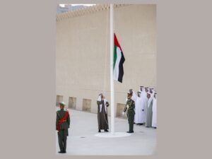 رئيس الدولة يرفع علم الإمارات بمشاركة مجموعة من الضباط المتقاعدين الذين أسهموا في مسيرة الوطن المباركة