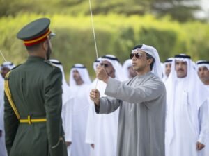 منصور بن زايد يرفع علم الإمارات على سارية صرح زايد المؤسس بمناسبة يوم العلم