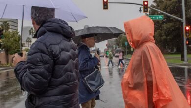 عاصفة قوية تضرب جنوب كاليفورنيا وتهدد بفيضانات مفاجئة