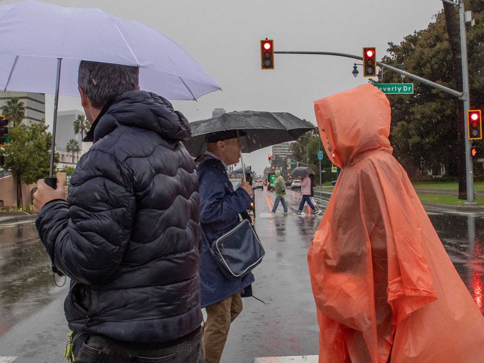 عاصفة قوية تضرب جنوب كاليفورنيا وتهدد بفيضانات مفاجئة